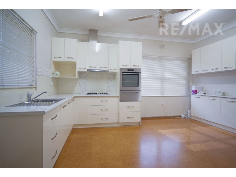 90 Fernleigh Road, Mount Austin NSW 2650