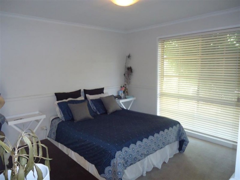 31 Warrambool Crescent, Glenfield Park NSW 2650