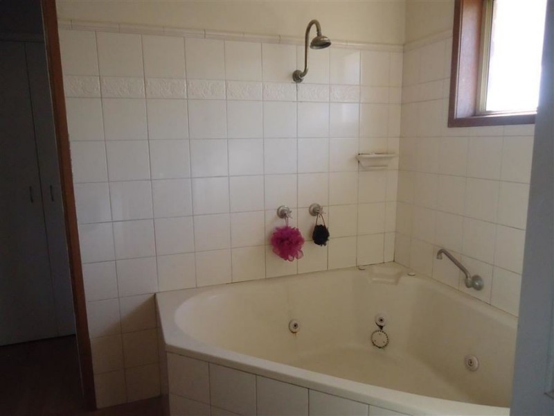 31 Warrambool Crescent, Glenfield Park NSW 2650