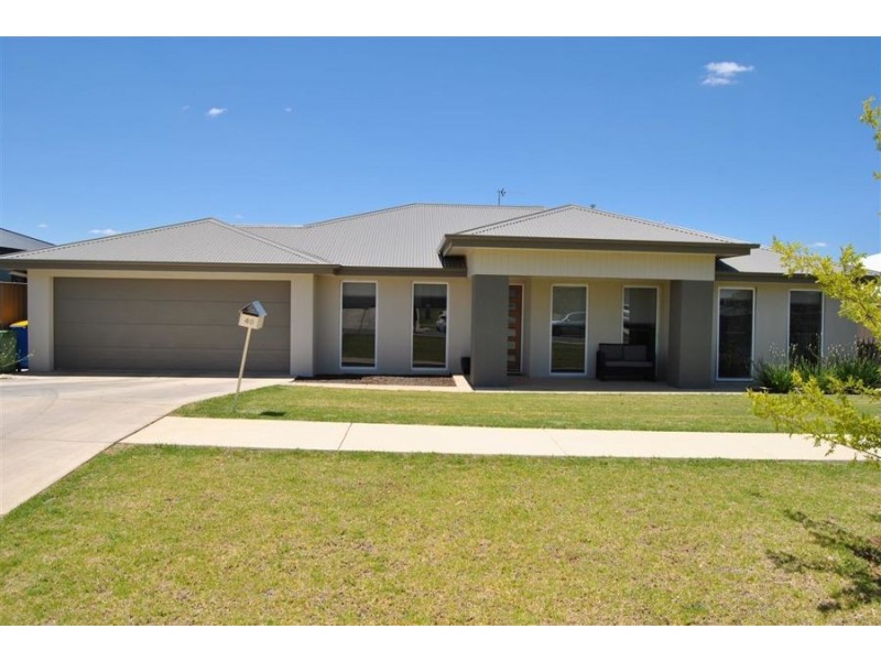 40 Strickland Drive, Boorooma NSW 2650