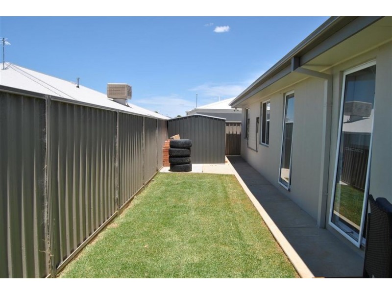 40 Strickland Drive, Boorooma NSW 2650