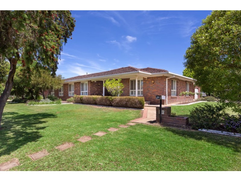 2 Balmoral Crescent, Lake Albert NSW 2650