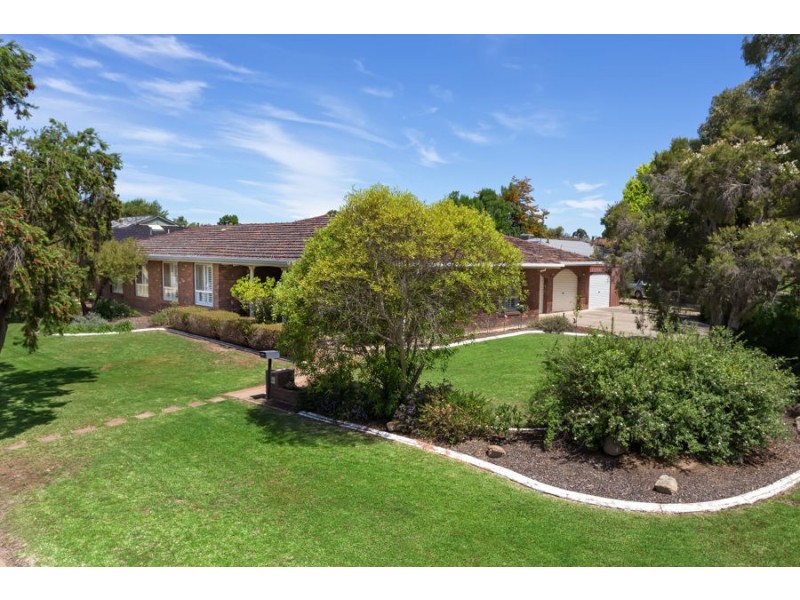 2 Balmoral Crescent, Lake Albert NSW 2650