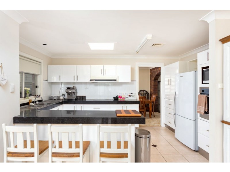 2 Balmoral Crescent, Lake Albert NSW 2650