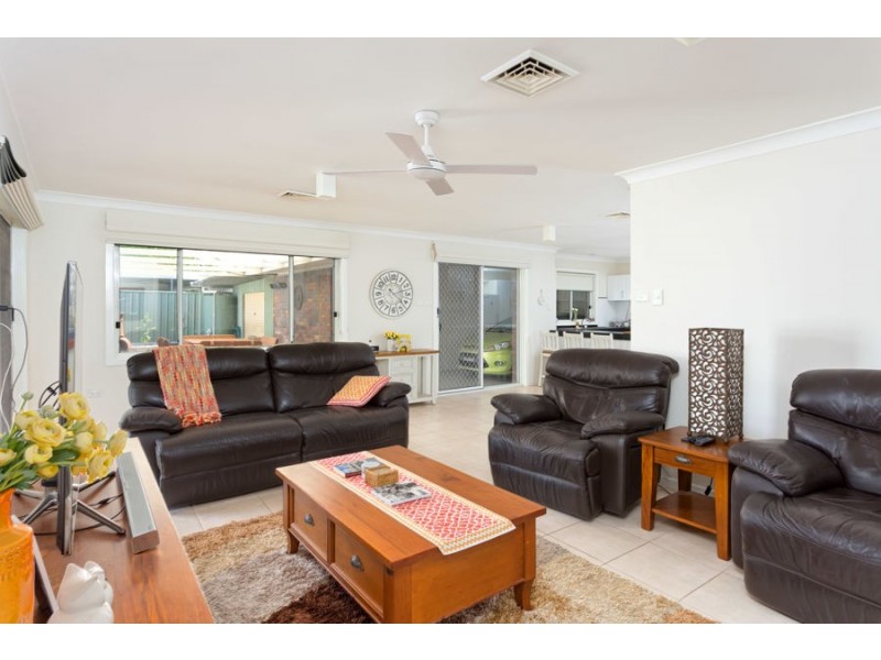 2 Balmoral Crescent, Lake Albert NSW 2650