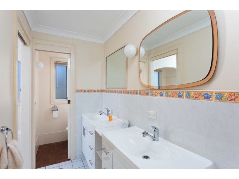 2 Balmoral Crescent, Lake Albert NSW 2650