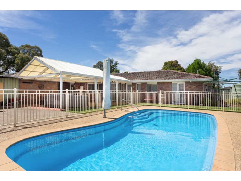 2 Balmoral Crescent, Lake Albert NSW 2650