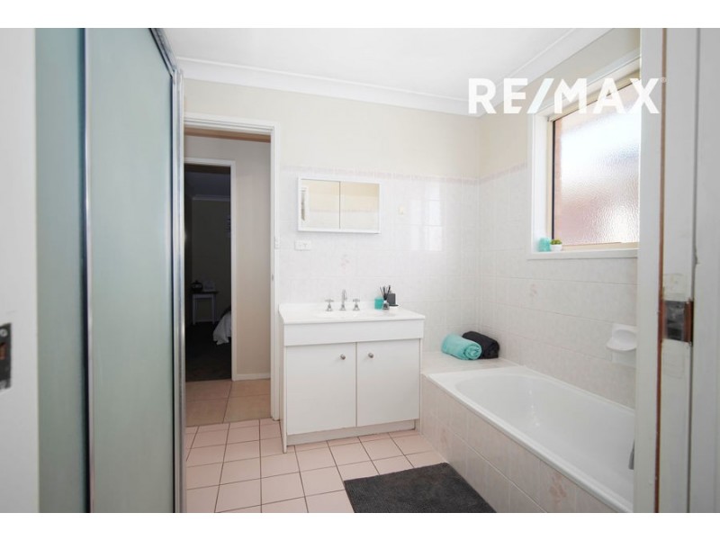 10 Yentoo Drive, Glenfield Park NSW 2650