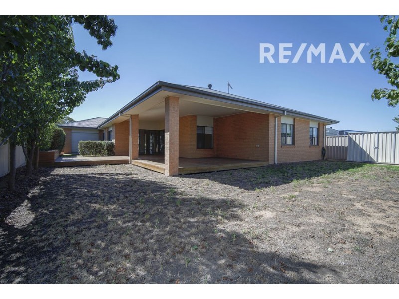 7 St Pauls Place, Gobbagombalin NSW 2650