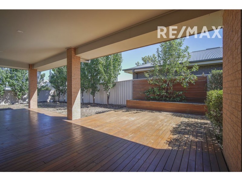 7 St Pauls Place, Gobbagombalin NSW 2650