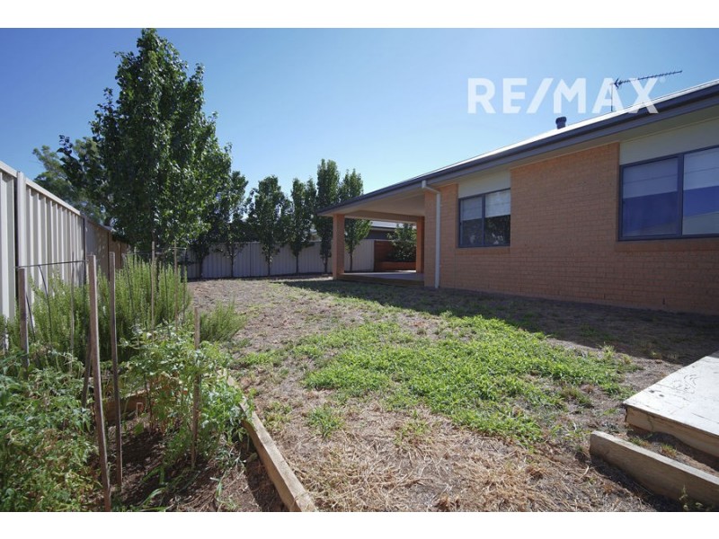7 St Pauls Place, Gobbagombalin NSW 2650