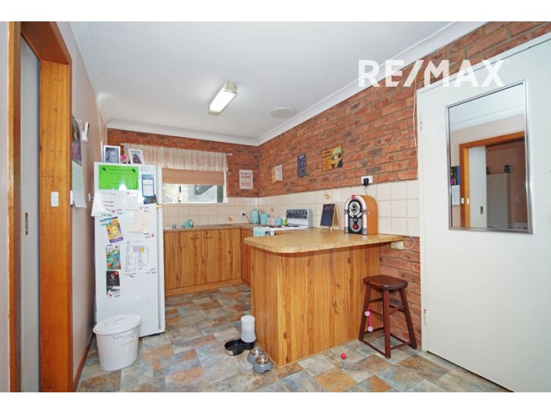 2/10 Malaya Drive, Tolland NSW 2650