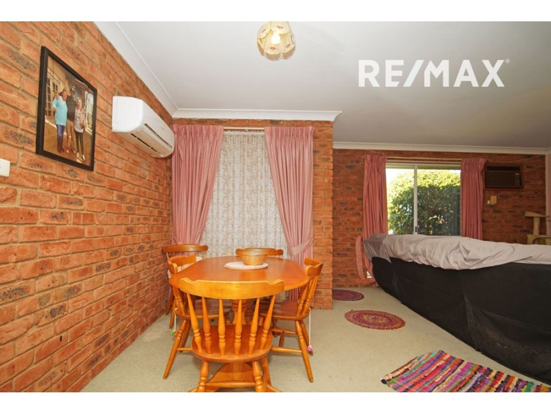 2/10 Malaya Drive, Tolland NSW 2650