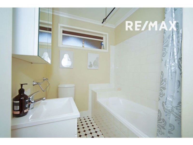 21 Gilmore Avenue, Mount Austin NSW 2650