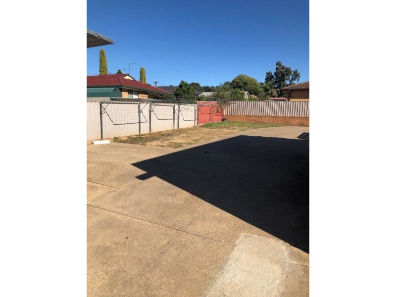 2/12 Marloo Crescent, Kooringal NSW 2650