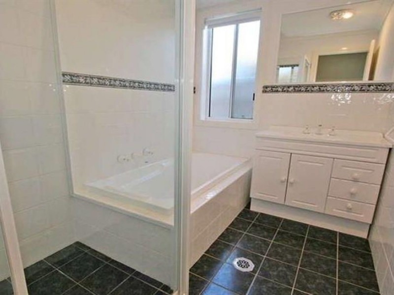 9 Illeura Road, Bourkelands NSW 2650