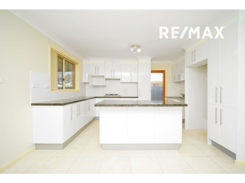 11 Canola Place, Estella NSW 2650