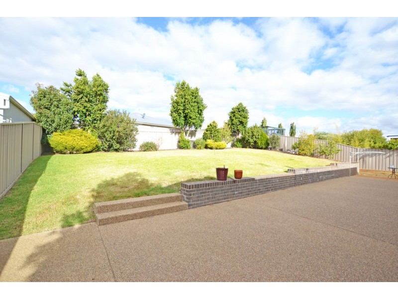 17 Osterley Street, Bourkelands NSW 2650