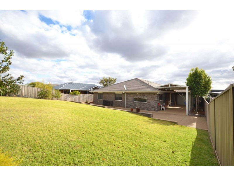 17 Osterley Street, Bourkelands NSW 2650