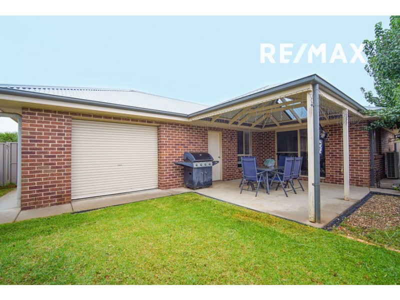 1 Carinya Street, Glenfield Park NSW 2650