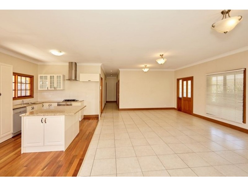 18 Rowe Street, Lake Albert NSW 2650