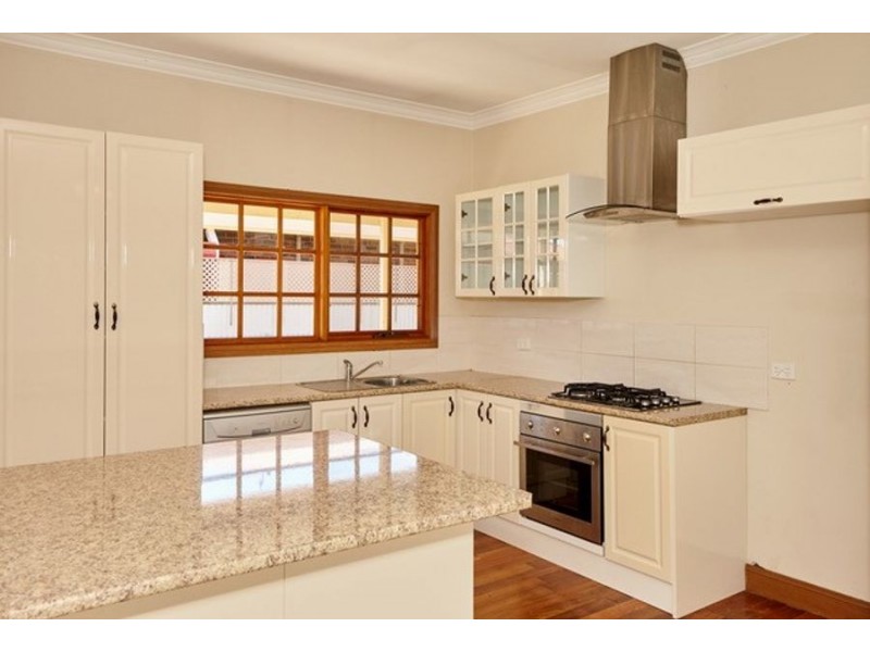 18 Rowe Street, Lake Albert NSW 2650