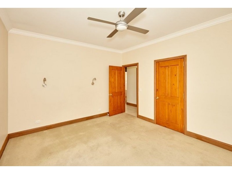 18 Rowe Street, Lake Albert NSW 2650