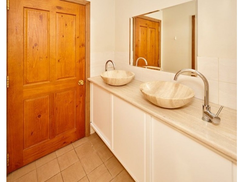 18 Rowe Street, Lake Albert NSW 2650