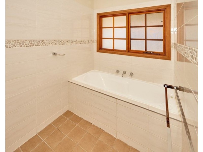18 Rowe Street, Lake Albert NSW 2650