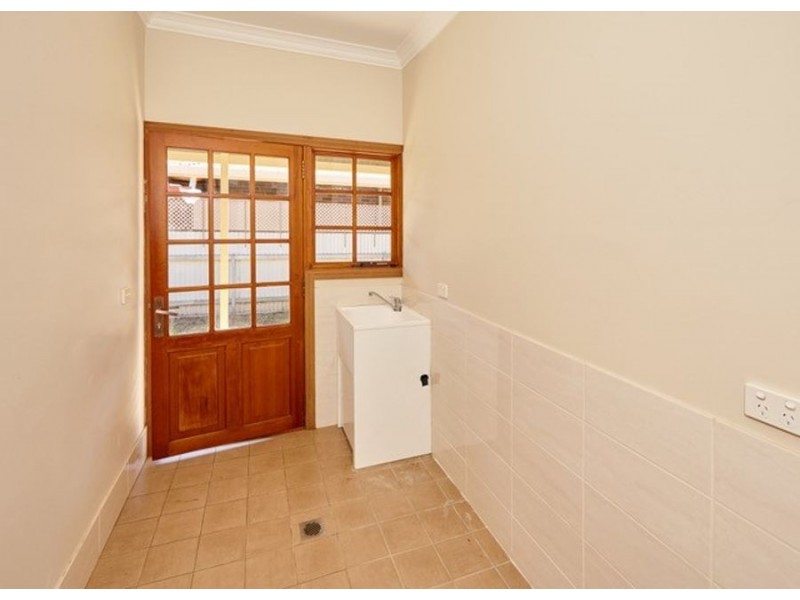 18 Rowe Street, Lake Albert NSW 2650