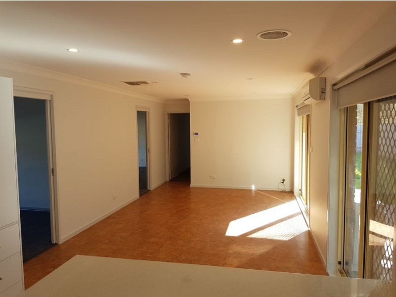 8 Randall Street, Kooringal NSW 2650