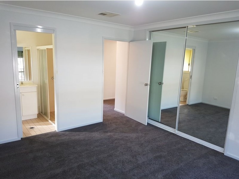 8 Randall Street, Kooringal NSW 2650