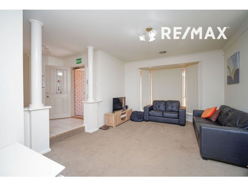 2 Paldi Crescent, Glenfield Park NSW 2650