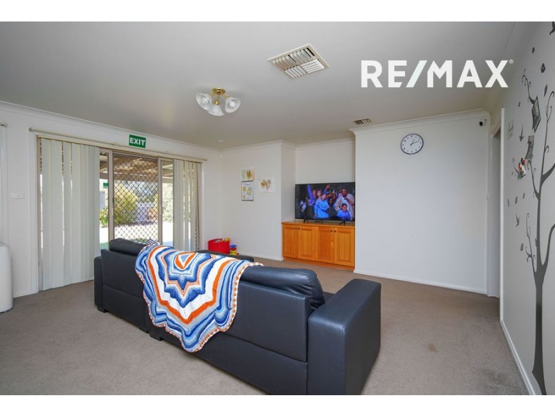 2 Paldi Crescent, Glenfield Park NSW 2650