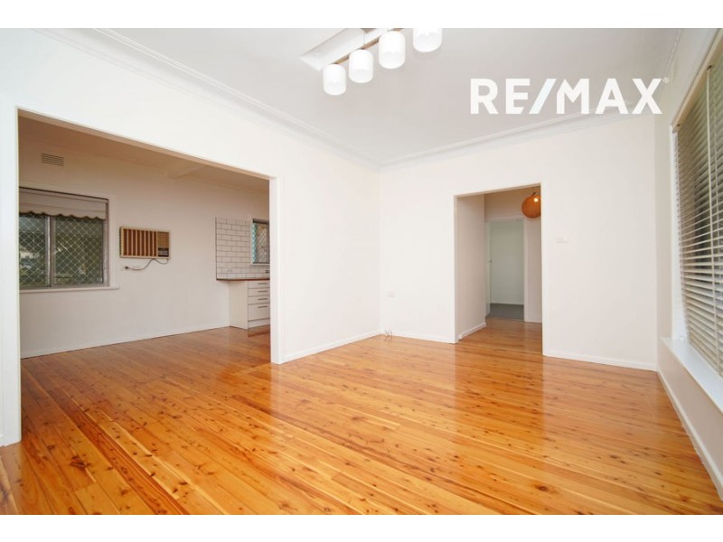 8 Manoora Avenue, Mount Austin NSW 2650