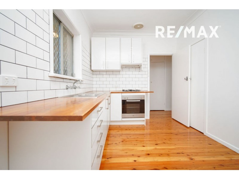 8 Manoora Avenue, Mount Austin NSW 2650