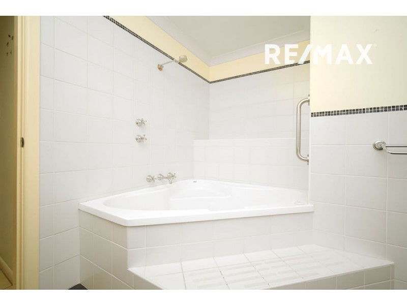 9 Amaroo Street, Kooringal NSW 2650