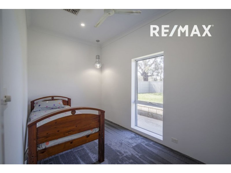 4 Kyeamba Avenue, Lake Albert NSW 2650