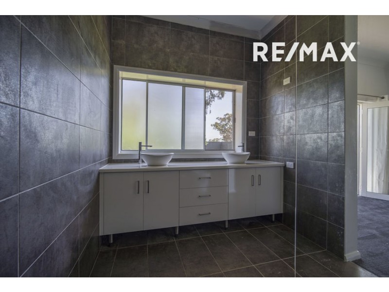 4 Kyeamba Avenue, Lake Albert NSW 2650