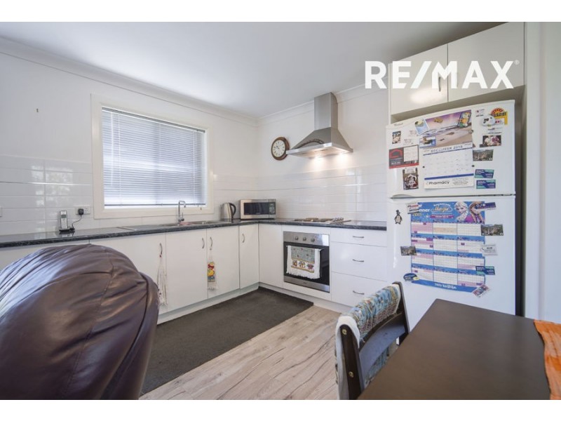 4 Kyeamba Avenue, Lake Albert NSW 2650