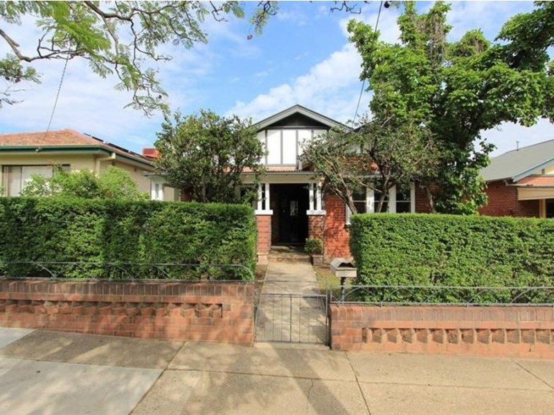 8 Macleay Street, Turvey Park NSW 2650