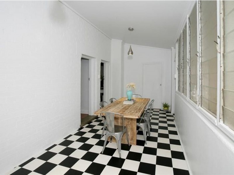 8 Macleay Street, Turvey Park NSW 2650