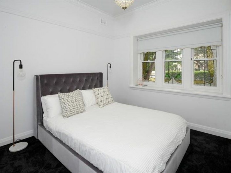 8 Macleay Street, Turvey Park NSW 2650