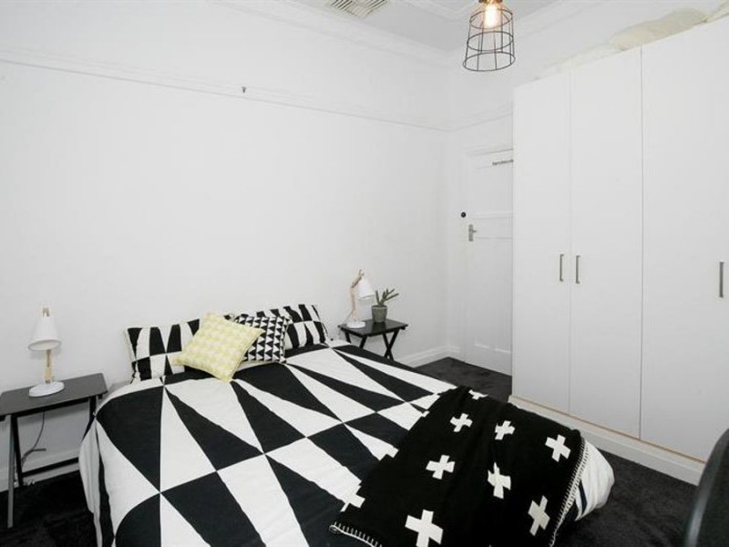 8 Macleay Street, Turvey Park NSW 2650