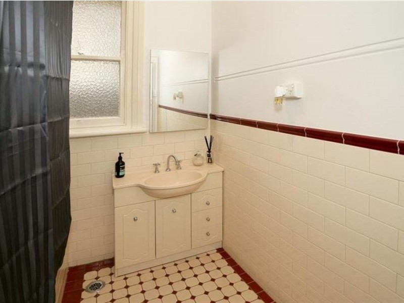 8 Macleay Street, Turvey Park NSW 2650
