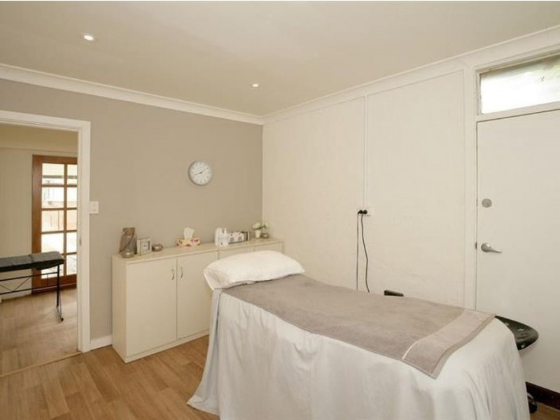 8 Macleay Street, Turvey Park NSW 2650