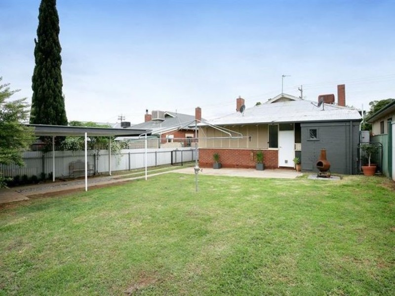 8 Macleay Street, Turvey Park NSW 2650
