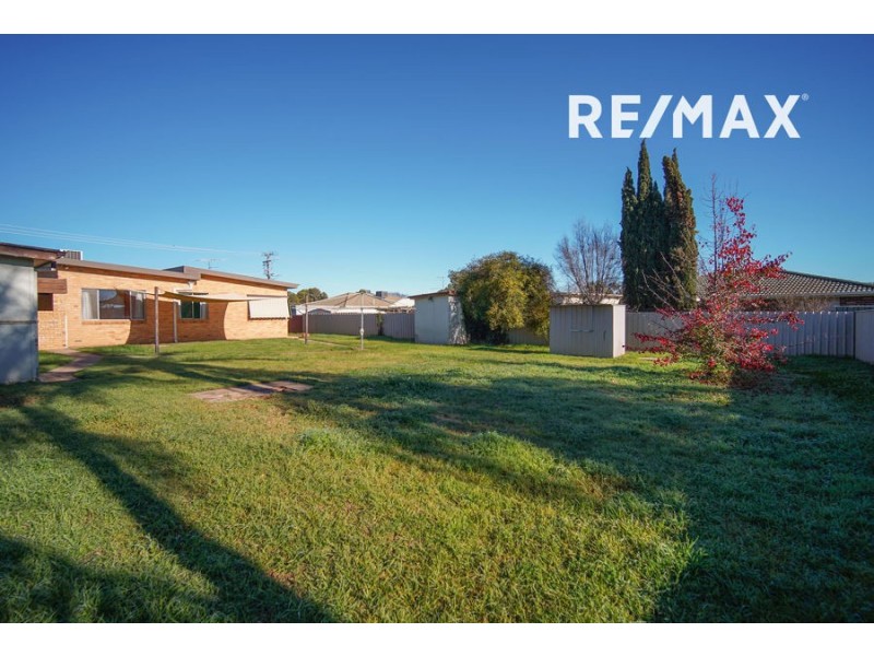 445 Lake Albert Road, Lake Albert NSW 2650