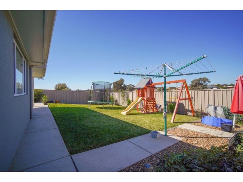 11 Chang Avenue, Lloyd NSW 2650