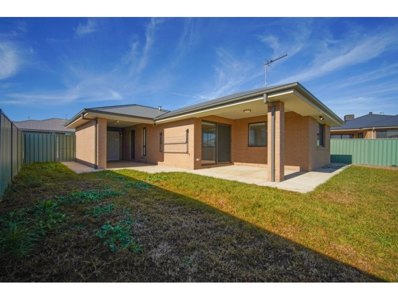 2/11 Gimlet Place, Forest Hill NSW 2651